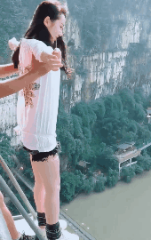 搞笑|搞笑GIF:小姐姐腿真白,不,真勇敢!