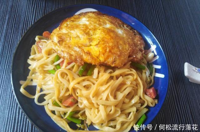 做出|10块钱成本做出一家三口的快餐，网友说太会过了，香味浓郁炒面