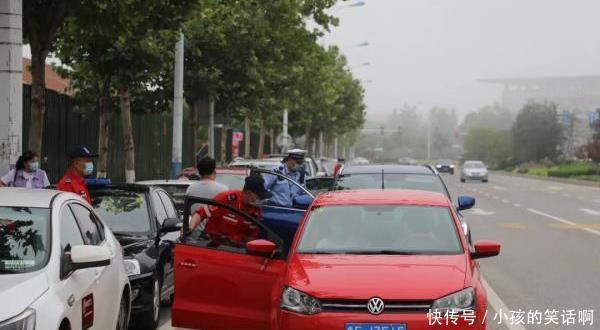  烟台交警|搞笑段子：晚饭之后躺在沙发上玩手机，手机快没电了，就喊老公