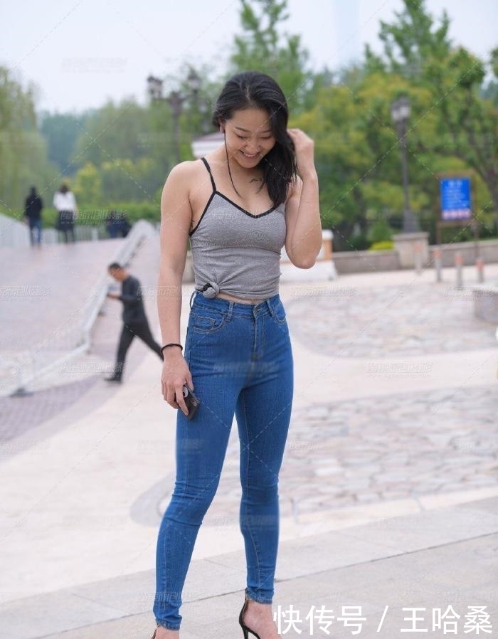 设计|街拍:嫌衣服设计太长,直接打了“死结”,这样穿有什么亮点?