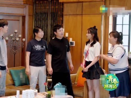 关晓彤的腿|有种“白袜腿”叫关晓彤,明明什么都没穿,却白的像有一层长筒袜