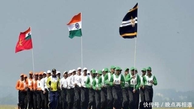 创造|印军一辆摩托车侧翻,摔下58人场面壮观!太会玩,创造了世界纪录