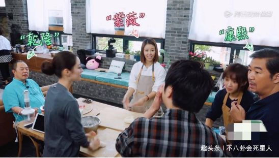 对比|张铁林架子大全程坐着等吃不干活,对比张国立差距大