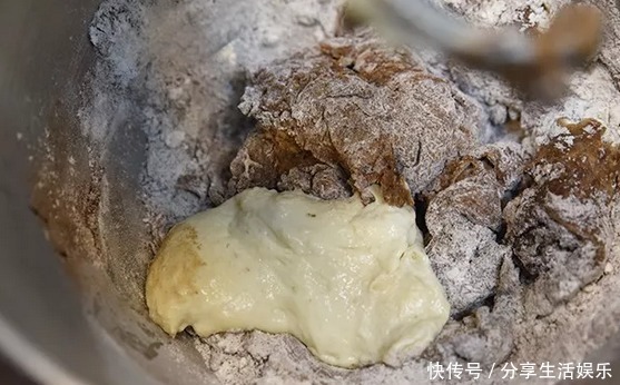 不甜|大叔家的烘培系列黑凤梨面包，味道很赞，不甜不腻，家人爱吃！