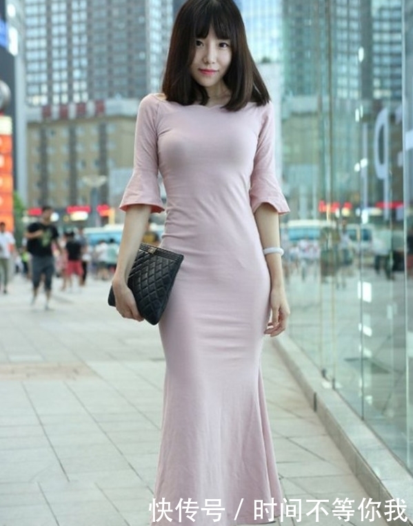 牛仔裤|路人街拍:身材曼妙的牛仔裤小姐姐,穿出迷人身姿