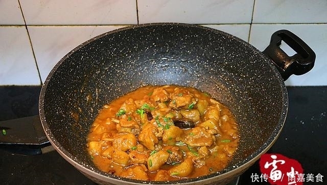  没了|鸡翅别再红烧了，换个花样加它一起烧，喷香下饭，一盘转身就没了