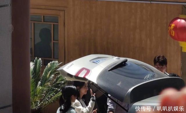 笑容|赵丽颖录《中餐厅》再曝路透照,笑容明媚,黄晓明林大厨热情接待