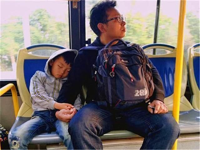 让座|老人嫌让座慢，扔男孩书包“强逼让座”，爸爸按住孩子咱不让了