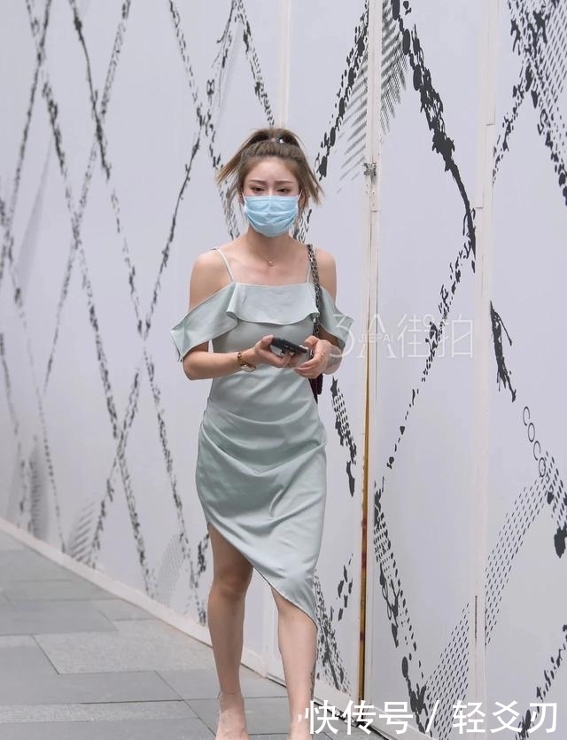 展现出|街拍:有着别样诱惑力的黑丝穿搭,展现出女人的优雅大方!