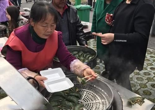 艾叶粑粑|六旬大妈路边卖“它”,成本5毛,卖价2元,三个小时能卖掉4大锅