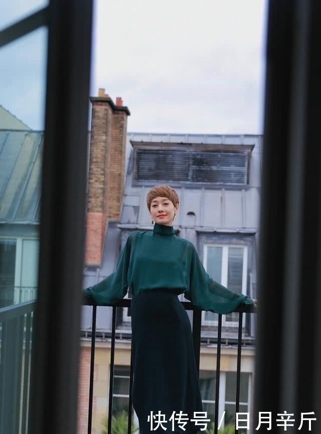  马伊|马伊琍简直是“气质女神”，墨绿色雪纺衫配半裙，尽显知性优雅感！