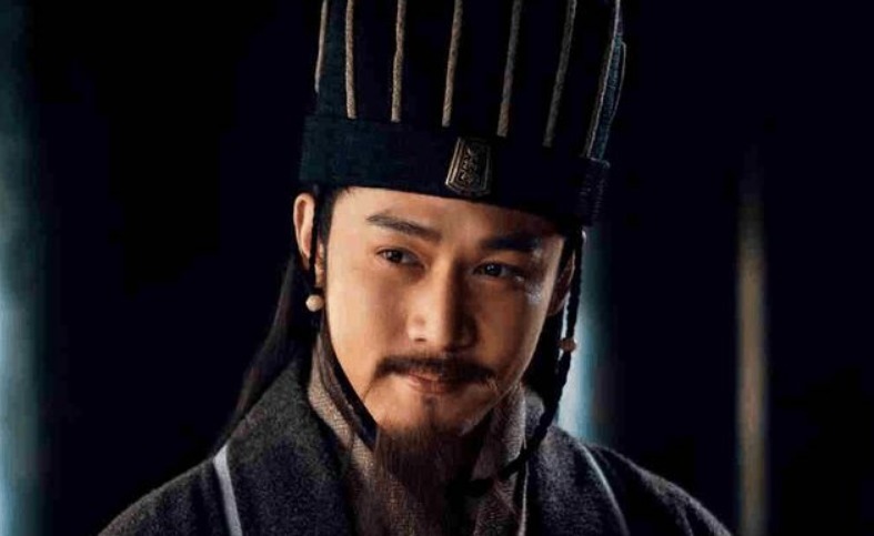 扇子|诸葛亮为何总是拿着一把扇子?这扇子哪来的?为什么说这把扇子暗藏玄机?
