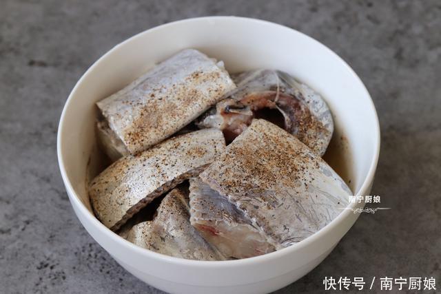 下锅|煎带鱼时,下锅前多做这一步很重要,煎出来不破皮,入味还没腥味