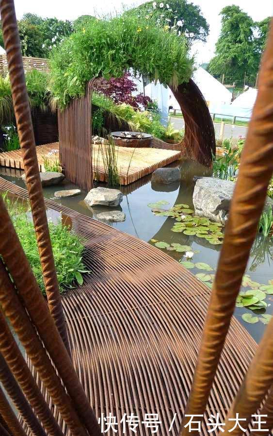 铺在水面|一堆废旧钢筋捆在一块,给院子池塘铺条小路,比打水泥铺红砖结实