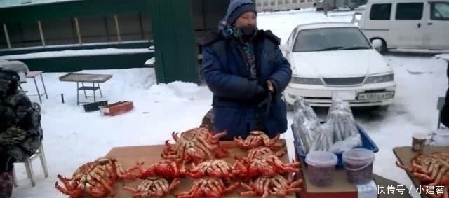 俄罗斯|冬天里的俄罗斯菜场,摊子摆满冻硬的帝王蟹,个个都在9斤以上