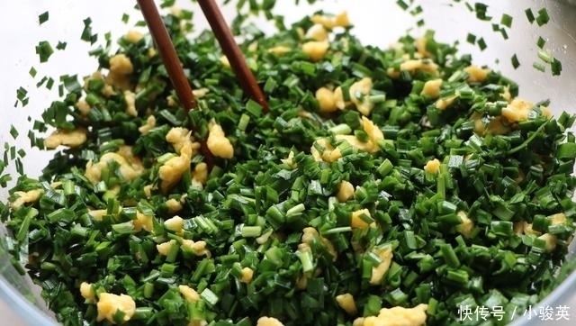 早餐|1把韭菜5个鸡蛋，教你懒人早餐，不和面不揉面，出锅孩子连吃3个