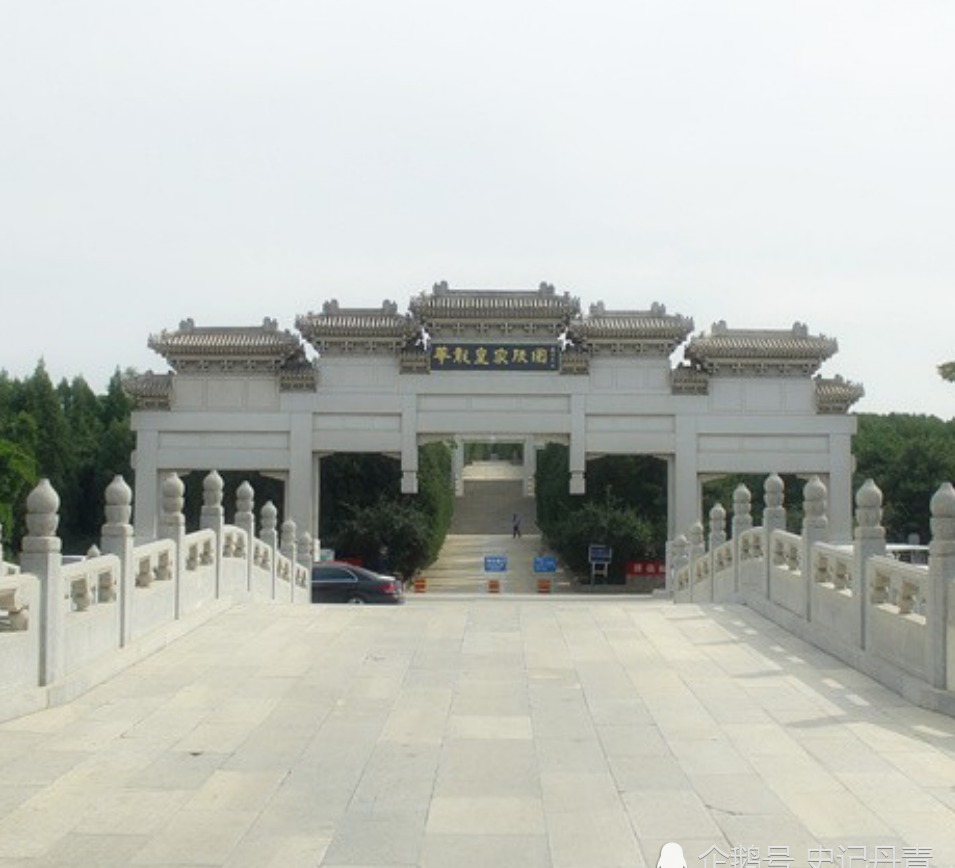 末代皇帝|晚清末代皇帝溥仪墓地:坟冢低矮,一妻一妾相伴左右!