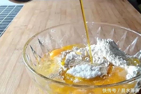 鸡蛋|鸡蛋饼如此做,不加一滴水,比面包做法简单,早餐天天吃也不腻!