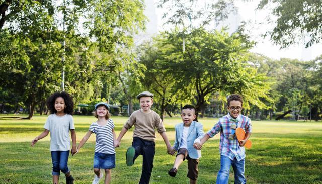 朋友|孩子孤独没朋友?家长要注重培养“交际能力”,这是一生的财富