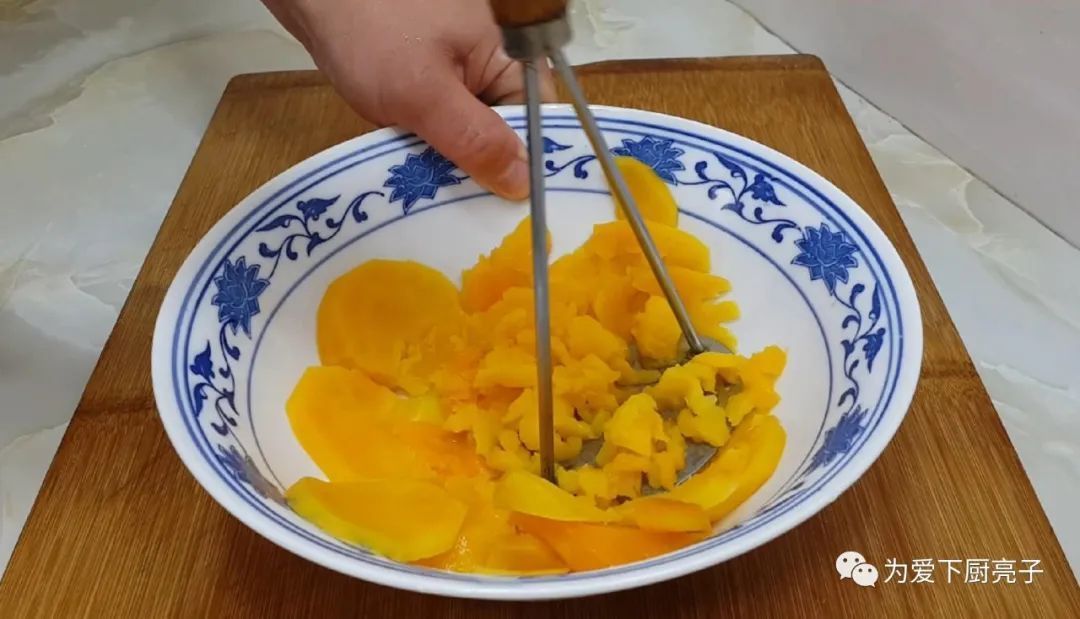 简单|红薯这么做太香了,加1碗面粉,个个松软香甜,出锅孩子们全抢光