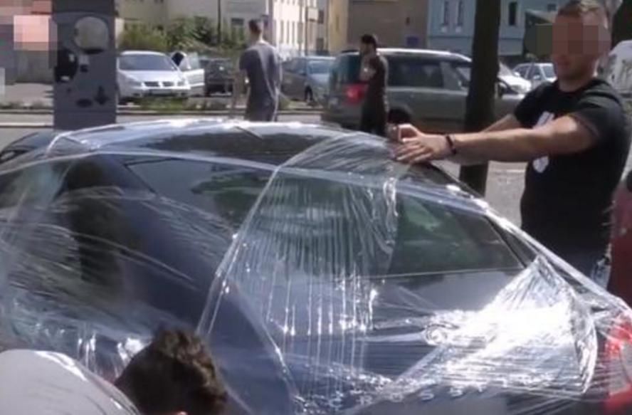 超市|乱停车堵在超市门口，老板用保鲜膜报复，车主开车时脸都绿了