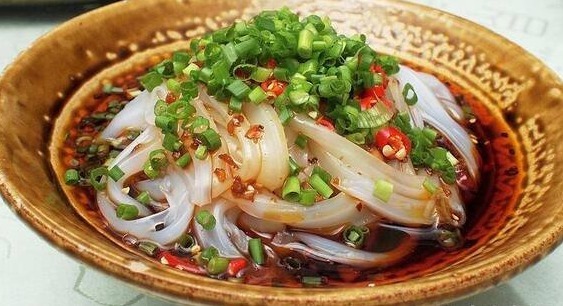 好吃|1碗淀粉,6碗水,教你做不一样的凉粉吃法,滑溜溜的太好吃了