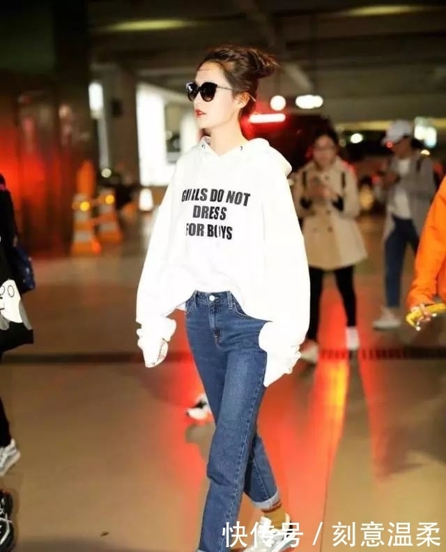 清新|被李沁甜到了！粉色卫衣配短裙清新又甜美，28岁美成了18岁少女