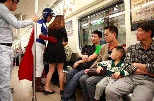 小孩|老人倚老卖老扔掉小孩书包，强迫小孩让座，家长看见后让小孩别动
