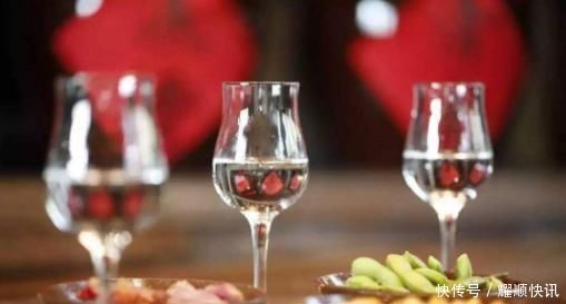 酒精勾兑的白酒|喝白酒时,你是怎样判断粮食酒和勾兑酒的这些妙招你知道吗