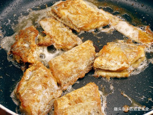  面粉|煎鱼时，有人抹姜汁，有人拍面粉，都不对！厨师长教你正确做法