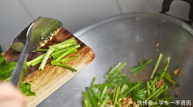 眼下|南瓜藤眼下的爽口菜,不同的人做出了不同的味道