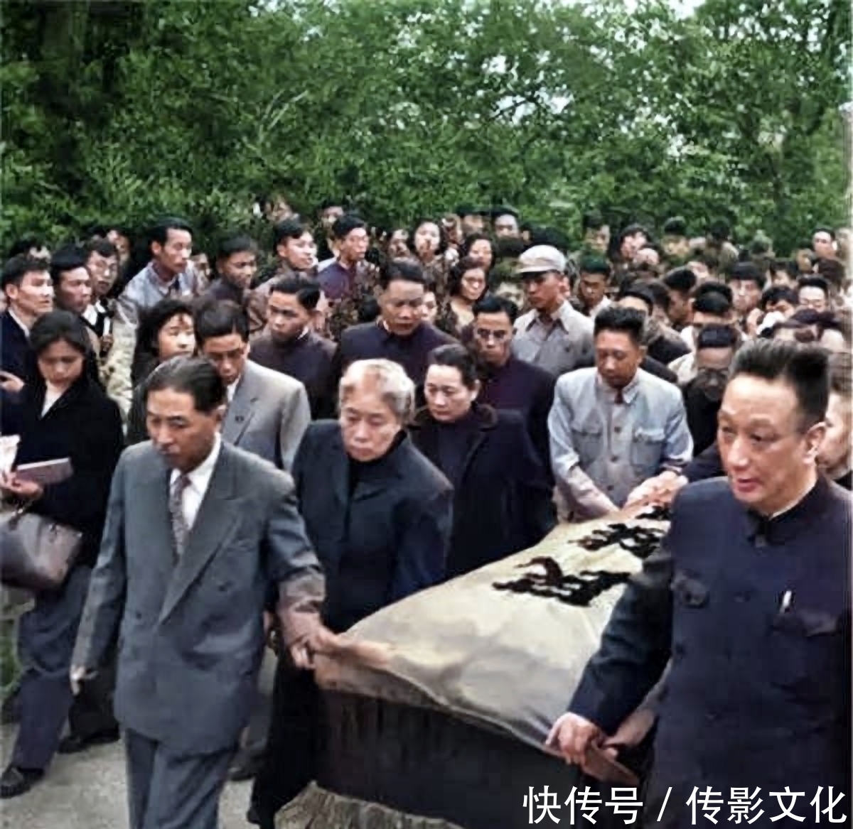 珍贵|1936年鲁迅出殡珍贵老照片,几万人送行,16位文学界大佬抬棺扶灵