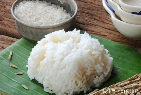 大米|蒸米饭别只放清水,多加2种东西,出锅后粒粒分明,米饭香喷喷的