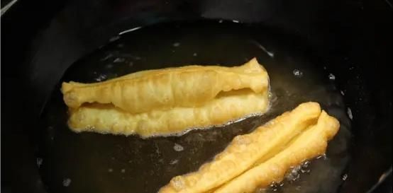 店老板|炸油条用小苏打、食用碱全错油条店老板教你正确做法,金黄酥脆