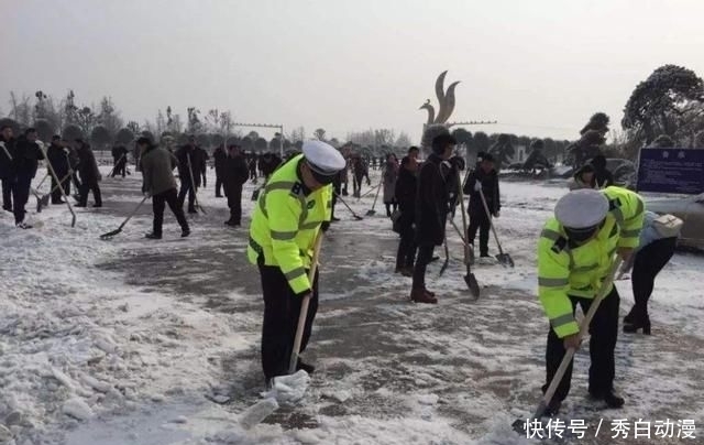  道谢|高速上，车里乘客突然从车窗扔东西，民警看到后不停道谢