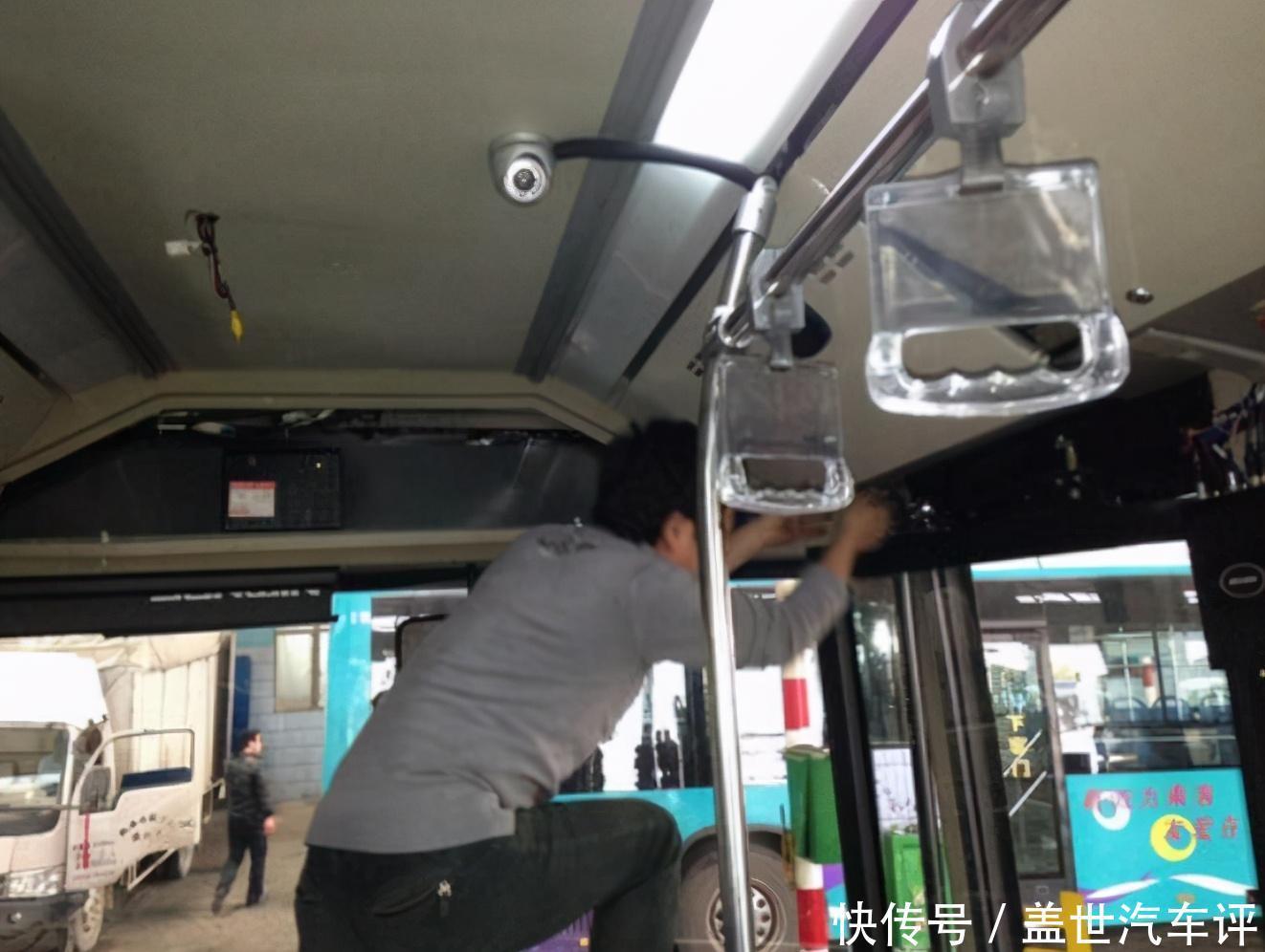 司机|可恶小偷拿走女乘客万元看病钱，司机追出400米，将钱追回