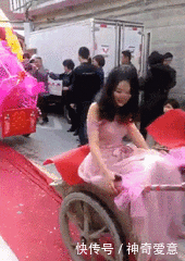  女子|同事的闺蜜，大家都说右边的最漂亮，但我果断选择了白衣女子