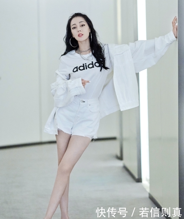 老天|老天还是公平的,给了迪丽热巴漫画腿,同时也让她拥有“猪蹄脚”