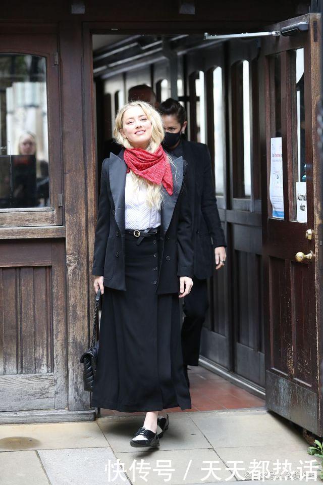 尼德|约翰·尼德普西装革履像个雅痞绅士,艾梅柏·希尔德精致造型太迷人