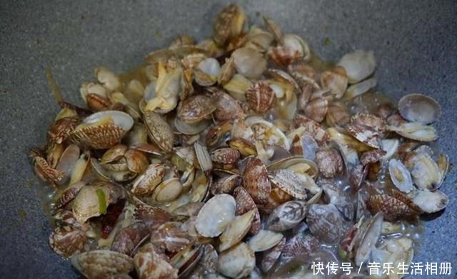 到底|辣炒花蛤到底要不要焯水大厨教你正确做法,鲜美入味,吐沙干净