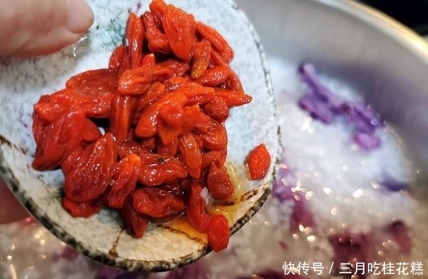 冰清玉洁|冰清玉洁银耳，红的发紫的紫薯，这锅粥必须好吃又顺口