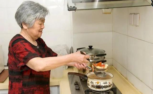 孩子|岳母做的晚餐4菜1汤,天天吃到撑,网友一个月的工资都吃光了