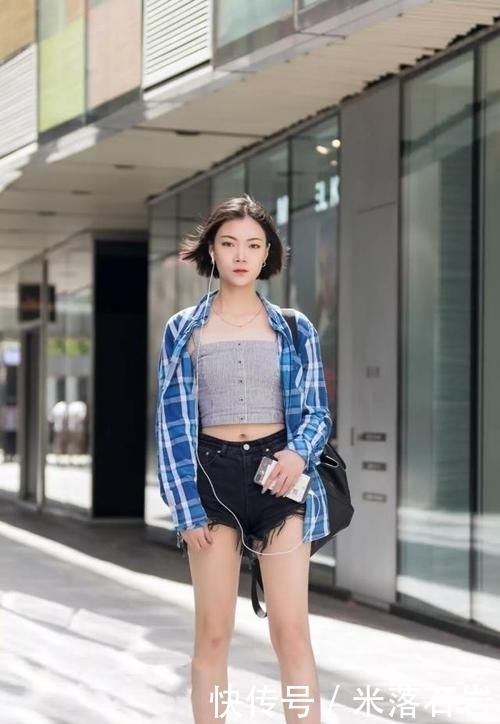  回头率|街拍：皮肤白皙的小姐姐，轻松秀出大长腿，不缺回头率