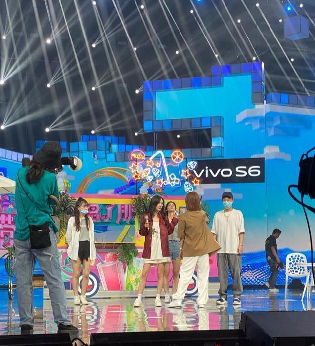  撑场面|杨幂出席快本为自家艺人撑场面，芒果台太会利用综艺资源和人脉了