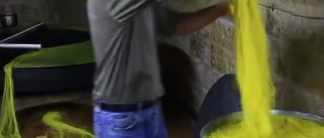 三份|大叔路边卖“黑暗料理”,路人一脸嫌弃,识货的人三份都不够吃