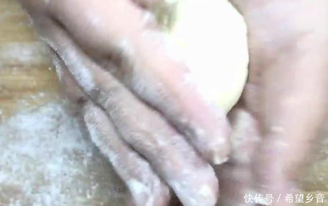 香甜|玉米面开水一烫，松软香甜，吃一次念念不忘