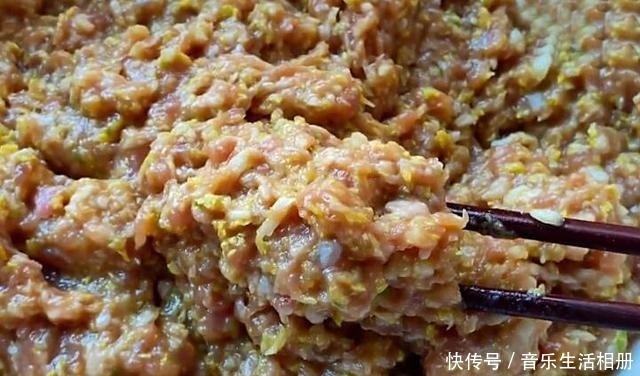 保证|调猪肉白菜馅料，牢记3放2不放，保证馅料鲜美多汁，好吃更入味