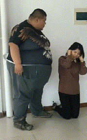 房间|搞笑GIF:家里有只大喵是什么感觉,都充满整个房间了