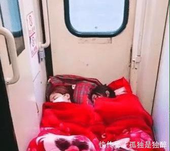 火车|网传俩女孩占火车过道铺床照片, 12306 过道不能占用！