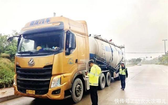  驾驶|货车司机因违规驾驶被查，交警却不开罚单，得知原因让人落泪